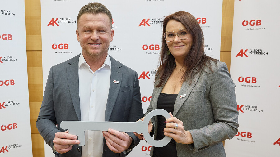 V.l.n.r.: Der neue Bezirksstellenleiter Alen Halilovic und seine Vorg&auml;ngerin Marianne Landa