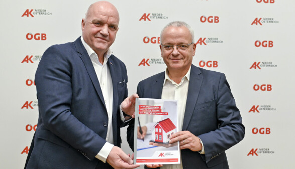 Pressekonferenz Leistbares Wohnen mit Niederösterreichs AK Präsident und ÖGB Vorsitzender Markus Wieser (Links) und Studienautor Dr. Wolfgang Amann vom Institut für Immobilien, Bauen und Wohnen