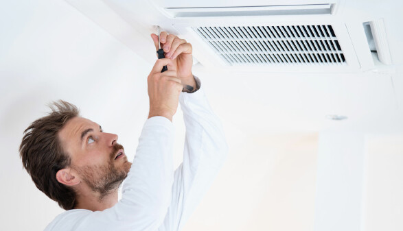 Reparatur an einer Klimaanlage