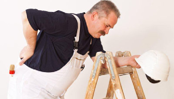 Arbeiter mit Rückenschmerzen © Cello Armstrong, Fotolia.com