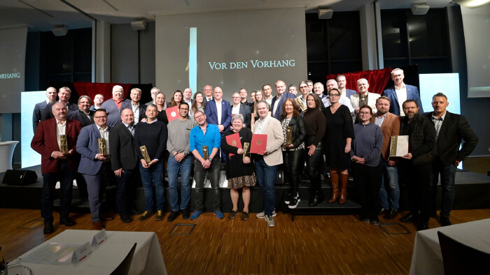 Die ausgezeichneten Belegschaftsvertreter:innen wurden für herausragende Leistungen vor den Vorhang gebeten.