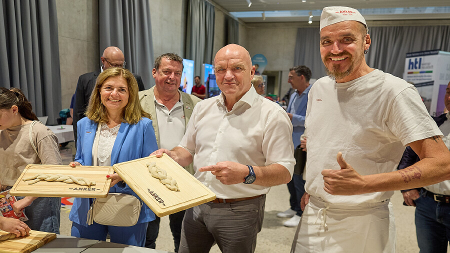 Backkunst! WK N&Ouml;-Vizepr&auml;sidentin Monika Eisenhuber, AK Nieder&ouml;sterreich-Pr&auml;sident Markus Wieser, AK Nieder&ouml;sterreich-Vizepr&auml;sident Horst Pammer mit B&auml;cker Ren&egrave; Schraffl beim ANKER-Messestand.
