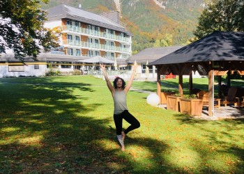 Sandra König macht Yoga vor dem Parkhotel Hirschwang © Sandra König,  
