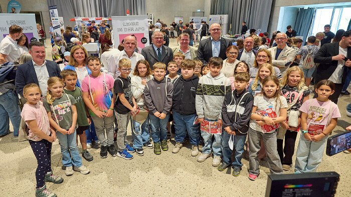 Gro&szlig;er Andrang bei der AK Kids-Messe in Wr. Neustadt! v.l.n.r. Mag. Karl Heigel (designierter AK Nieder&ouml;sterreich-Direktor), WK N&Ouml;-Vizepr&auml;sidentin Monika Eisenhuber, AK Nieder&ouml;sterreich-Pr&auml;sident Markus Wieser, LAbg. Stadtrat Franz Dinhobl, AK Nieder&ouml;sterreich-Vizepr&auml;sident Horst Pammer, AMS Gesch&auml;ftsstellenleiter Harald Nagl, B&uuml;rgermeisterin Ingrid Klauninger, die BFI N&Ouml; Gesch&auml;ftsf&uuml;hrer Mag. Michael Jonach und Norbert Staudinger mit den begeisterten Kinder der Volksschule Weissenbach/Furth.