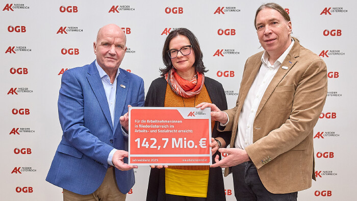 AK Nieder&ouml;sterreich-Pr&auml;sident und &Ouml;GB N&Ouml;-Vorsitzender Markus Wieser, die Leiterin des Rechtsschutzb&uuml;ros West, Vera Kmenta-Spalofsky, und der Leiter der Abteilung Regionale Aufgaben, Thomas Kaindl,  pr&auml;sentieren die Arbeitsrechtsbilanz der AK Nieder&ouml;sterreich f&uuml;r 2025.