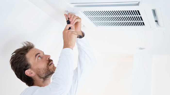 Reparatur an einer Klimaanlage