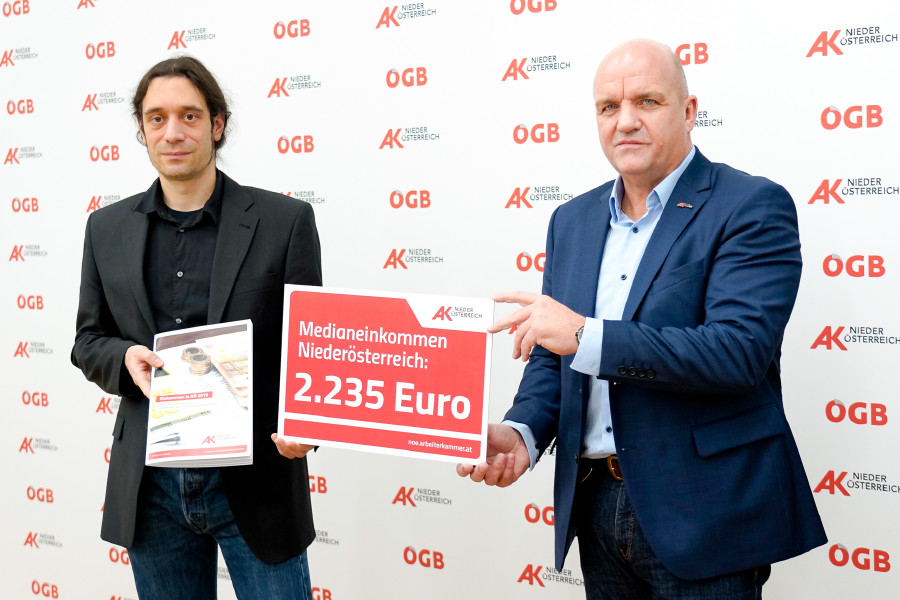 AK-Experte Matthias Koderhold und AK Niederösterreich-Präsident und ÖGB NÖ-Vorsitzender Markus Wieser (v. l. n. r.) präsentieren die Ergebnisse der aktuellen Einkommensanalyse. © Wolfgang Prinz, AK Niederösterreich AK-Experte Matthias Koderhold und AK Niederösterreich-Präsident und ÖGB NÖ-Vorsitzender Markus Wieser (v. l. n. r.) präsentieren die Ergebnisse der aktuellen Einkommensanalyse. © Wolfgang Prinz, AK Niederösterreich