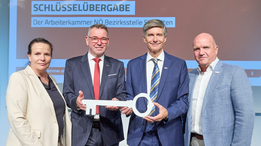 vlnr: AK Niederösterreich-Direktorin Bettina Heise, der neue Bezirksstellenleiter Johannes Öllerer, sein Vorgänger Andreas Windl und AK Niederösterreich-Präsident und ÖGB Niederösterreich Vorsitzender Markus Wieser