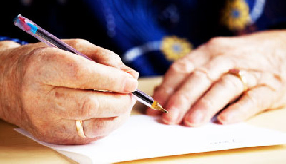 Hände einer älteren Dame beim Schreiben © Tyler Olson, Fotolia