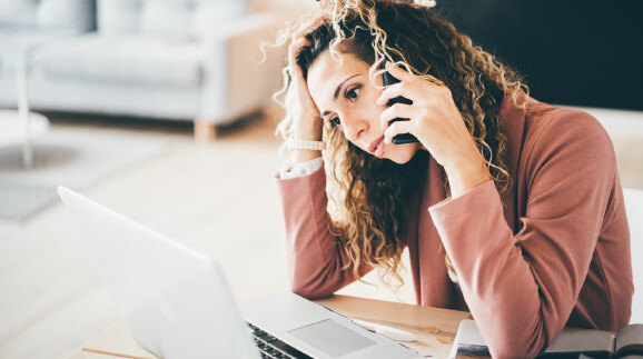Frau am Telefon