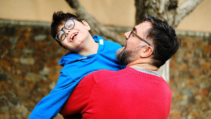 © alvaro, stock.adobe.com Papa spielt mit behindertem Sohn