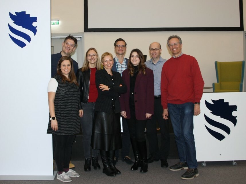 Mitglieder des Projektteams JOBCRAFT (von links nach rechts): Ruth Leitner, Mario Kwas, Lisa Zach, Marion Mansberger, Stefan Dressler-Stross, Sonja-Victoria Walter, Michael Busch, Ralph Sichler, © FH Wiener Neustadt Mitglieder des Projektteams JOBCRAFT (von links nach rechts): Ruth Leitner, Mario Kwas, Lisa Zach, Marion Mansberger, Stefan Dressler-Stross, Sonja-Victoria Walter, Michael Busch, Ralph Sichler