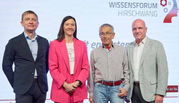 Am 16. April 2026 fand im Schloss Reichenau das 3. Wissenforum Hirschwang der AK Nieder&ouml;sterreich statt. Im Bild (v.l.): Michael Tumpel (Johannes Kepler Universit&auml;t Linz (JKU),  Susanne Zach (EY &Ouml;sterreich), Stephan Schulmeister (Wirtschaftsforscher), Markus Wieser (AK N&Ouml; Pr&auml;sident, &Ouml;GB N&Ouml; Vorsitzender).
