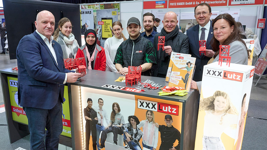 AK NÖ-Präsident Markus Wieser, Bürgermeister Matthias Stadler und AK NÖ-Direktorin Mag. Bettina Heise besuchten den XXXLutz Messestand.