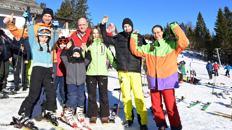 Der ehemalige Weltcup Slalomläufer Marc Digruber (links) und AK Niederösterreich-Präsident und ÖGB NÖ-Vorsitzender Markus Wieser (re.) mit Besucher:innen am AK/ÖGB-Wintersporttag in Puchenstuben.