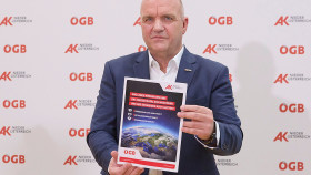 AK Niederösterreich-Präsident und ÖGB NÖ-Vorsitzender Markus Wieser präsentiert das Memorandum der 3V. © Georges Schneider, AK Niederösterreich