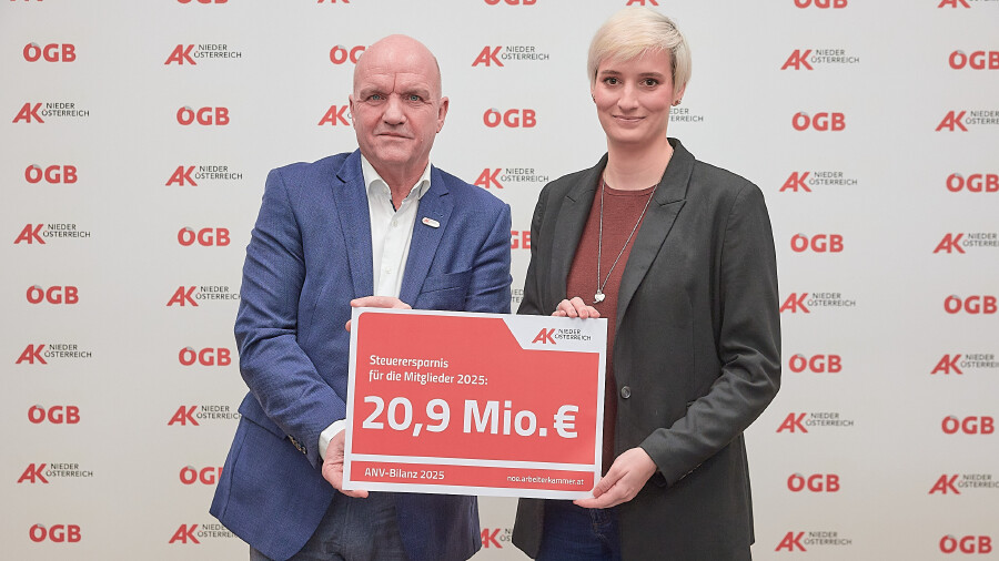 AK Nieder&ouml;sterreich-Pr&auml;sident und &Ouml;GB N&Ouml;-Vorsitzender Markus Wieser und AK-Steuerexpertin Julia Scharitzer pr&auml;sentieren die Steuersparbilanz 2025.