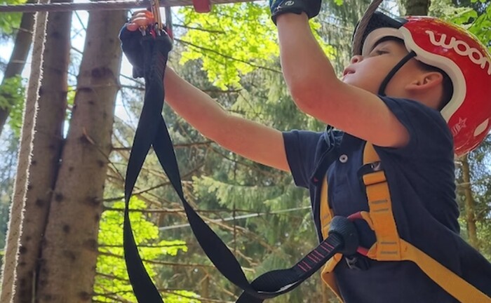 Bub h&auml;ngt Karabiner auf Seil