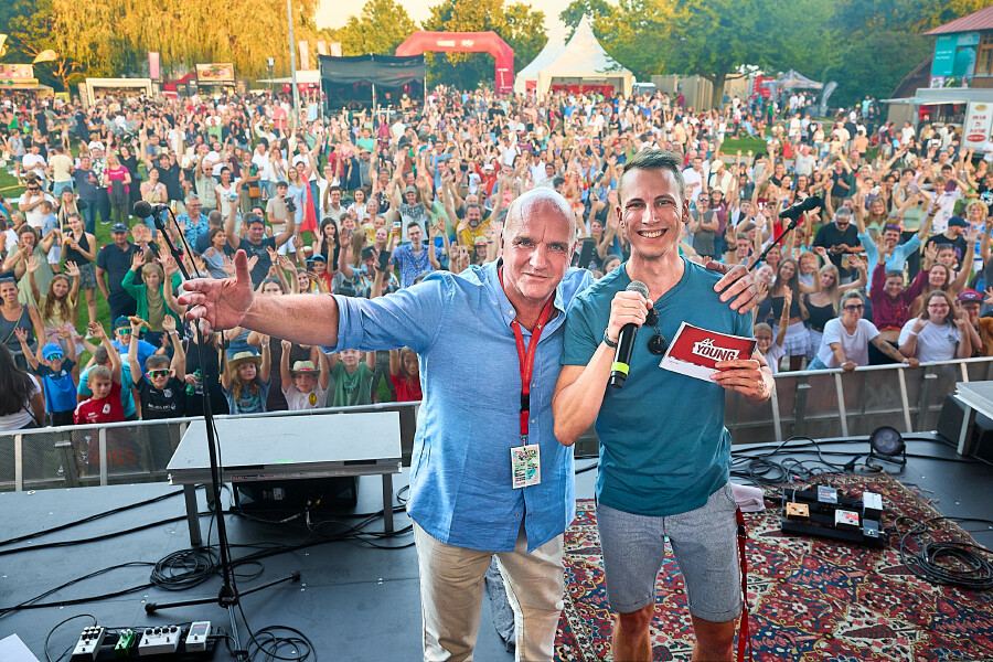 Mega-Stimmung! AK Niederösterreich-Präsident und ÖGB NÖ-Vorsitzender Markus Wieser freute sich mit Moderator David Schindelböck über ein erfolgreiches Splash Hard 2025