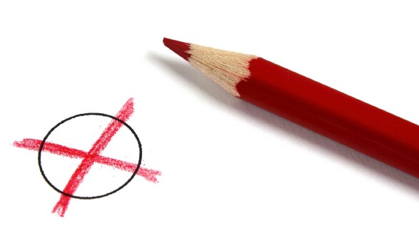 roer Stift liegt neben einem roten Kreuzerl auf Stimmzettel
