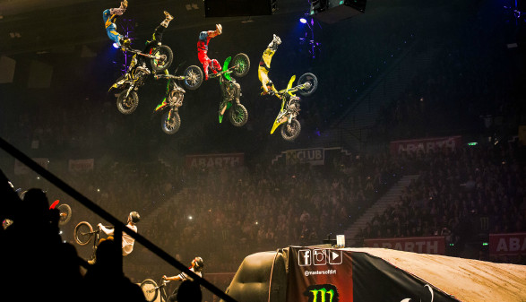 Masters of Dirt © Rutger Pauw, Masters of Dirt Vier Stuntmen bei Sprung mit Bikes © Rutger Pauw, Masters of Dirt