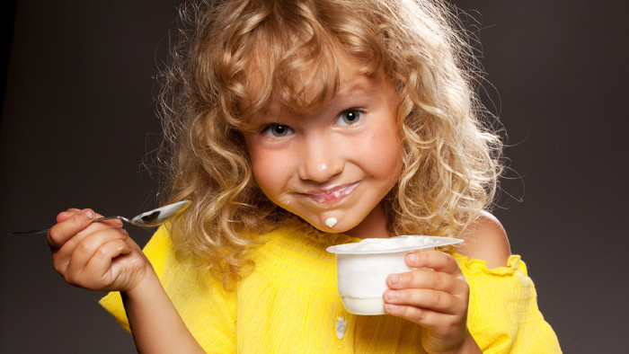 Kind mit Joghurt © Tatyana Gladskih, stock.adobe.com