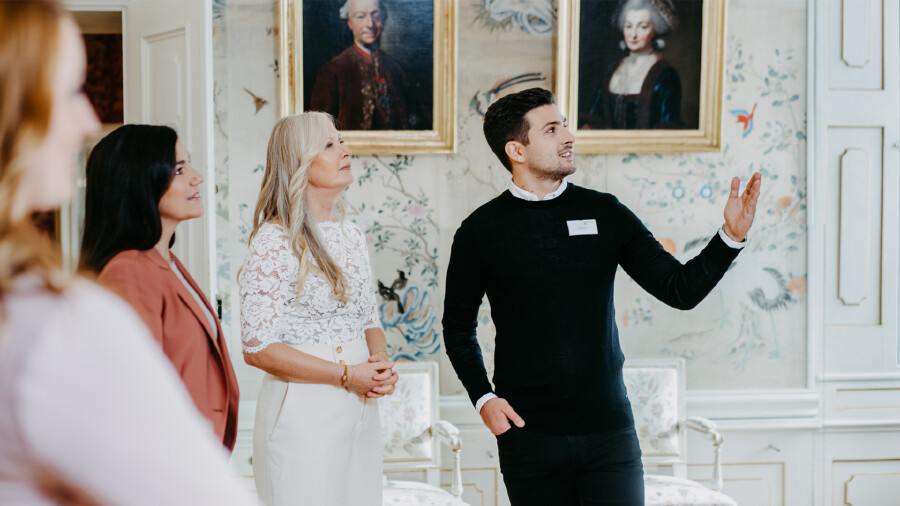 Gruppe betrachtet Kunstwerk