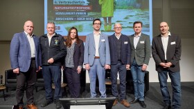 Beim Verbrauchertalk der AK Niederösterreich (v. li. n. re.): AK Niederösterreich-Präsident und ÖGB NÖ-Vorsitzender Markus Wieser, Landesfeuerwehrkommandant Dietmar Fahrafellner, AK Niederösterreich-Direktorin Bettina Heise, AK Niederösterreich-Konsumentenberater Alexander Hosner, Thomas Hlatky, Managing Director bei der GRAWE Reinsurance, Klimaökonom Franz Prettenthaler und AK Wien-Konsumentenberater Christian Prantner. 