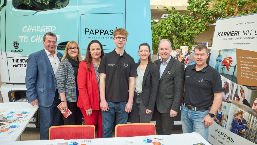 Karrierestart Berufe zum Angreifen! Pappas Lehrling Julian Kanzler (Mitte) hat bei der BO-Messe seine sp&auml;tere Lehrausbildung gefunden. v.l.n.r. AK N&Ouml;-Vizepr&auml;sident Horst Pammer, AMS N&Ouml; Landes-GF Sandra Kern, AK Nieder&ouml;sterreich Direktorin Mag. Bettina Heise, &Ouml;GB N&Ouml;-Landes GF Linda Keizer, WK N&Ouml;-Vizepr&auml;sident Mag. Erich Moser, Lehrlingsbeauftragter Pappas Thomas Ulrich. 