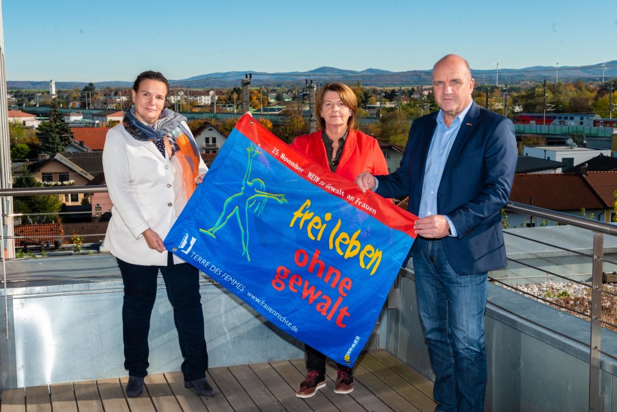 V.l.n.r.: Bettina Heise (AK-Direktorin), Gerda Schilcher (AK-Vizepräsidentin), Markus Wieser (Präsident der AK Niederösterreich). © M. Scheichel, AK Niederösterreich Die AK Niederösterreich setzt ein Zeichen gegen Gewalt am Arbeitsplatz. © M. Scheichel, AK Niederösterreich