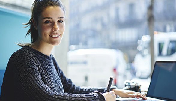 Studentin © GaudiLab, Fotolia Portrait Plattform faircrowd.work © GaudiLab, Fotolia