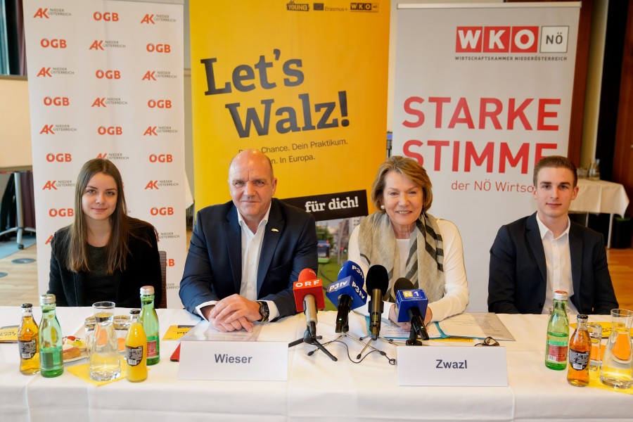 (v.l.n.r.): Bankkauffrau-Lehrling Celina-Christina Stich, AK NÖ-Präsident Markus Wieser, WKNÖ-Präsidentin Sonja Zwazl und Kraftfahrzeugtechniker-Lehrling Michael Rauchecker © Josef Bollwein (v.l.n.r.): Bankkauffrau-Lehrling Celina-Christina Stich, AK NÖ-Präsident Markus Wieser, WKNÖ-Präsidentin Sonja Zwazl und Kraftfahrzeugtechniker-Lehrling Michael Rauchecker © Josef Bollwein