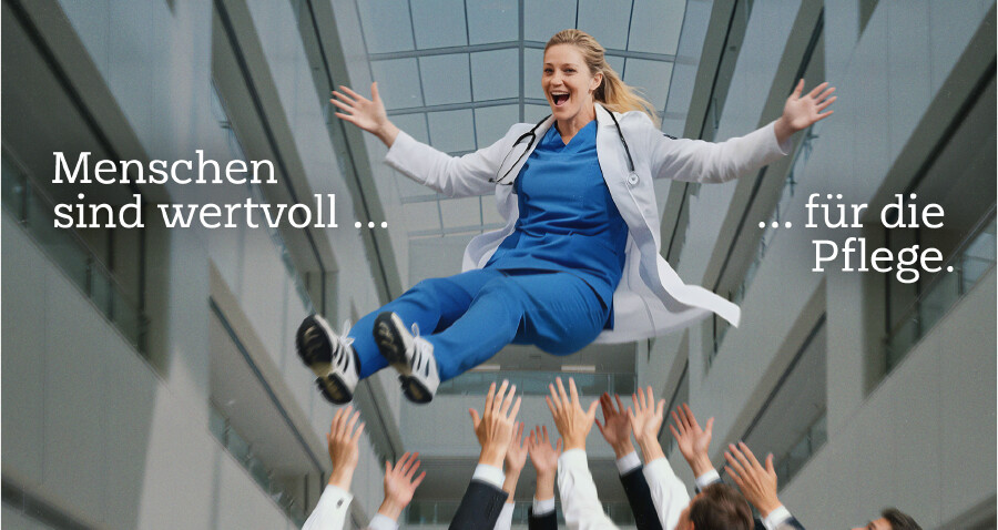 Eine grinsende Pflegerin wird von einer Gruppe von Menschen in die Luft geworfen. Dabei steht der Text "Menschen sind wertvoll f&uuml;r die Pflege."