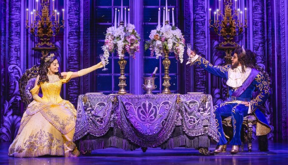 Musical "Die Sch&ouml;ne und das Biest", Belle und das Biest prosten sich zu