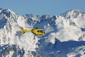 ÖAMTC Hubschrauber fliegt über Berge © Falkenauge, stock.adobe.com