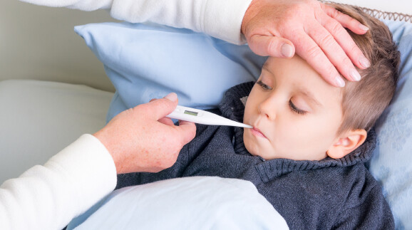 Eltern, die ein erkranktes Kind betreuen müssen, haben das Recht auf eine Pflegefreistelliung. © Picture-Factory , stock.adobe.com