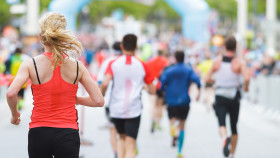 Frau läuft Marathon 