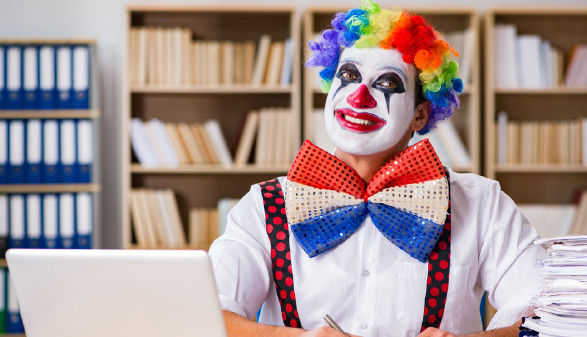 Ein Clown sitzt im Büro © Fotolia.com/Elnur, AK Stmk