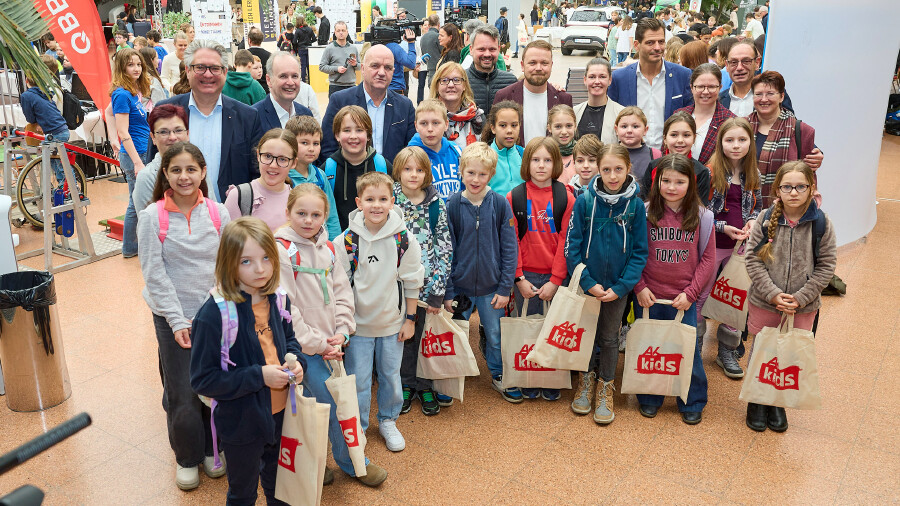 Je früher, desto besser! Die Schüler:innen der Volksschule Brunn am Gebirge beim Besuch der AK Kids BO-Messe "Berufe zum Angreifen" mit Vize-Bgm. Dagmar Händler (Gumpoldskirchen), Bürgermeister Robert Weber (Guntramsdorf), WK NÖ-Vizepräsidenten Mag, Erich Moser, AK Niederösterreich-Präsident Markus Wieser, AMS NÖ Landesgeschäftsführerin Sandra Kern, PROGE NÖ Geschäftsführer Patrick Slacik, Gemeinderat David Loretto, ÖGB NÖ-Landesgeschäftsführerin Linda Keizer, Bürgermeister Hannes Koza (Mödling), WK Mödling Bezirkstellenleiterin Mag. Andrea Lautermüller, AK Niederösterreich Vizepräsident Gerhard Seban und AK Mödling Bezirksstellenleiterin Susanna Stangl (v.l.n.r).