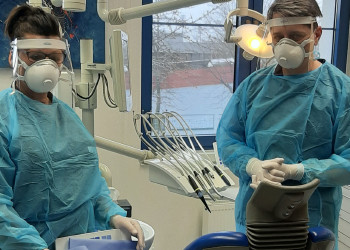 Das Amstettner Zahnarztteam rund um Dr. Marcus Leimer und Silvia Brückler behandelt Notfälle gut geschützt. ©  , AK Niederösterreich, zVg