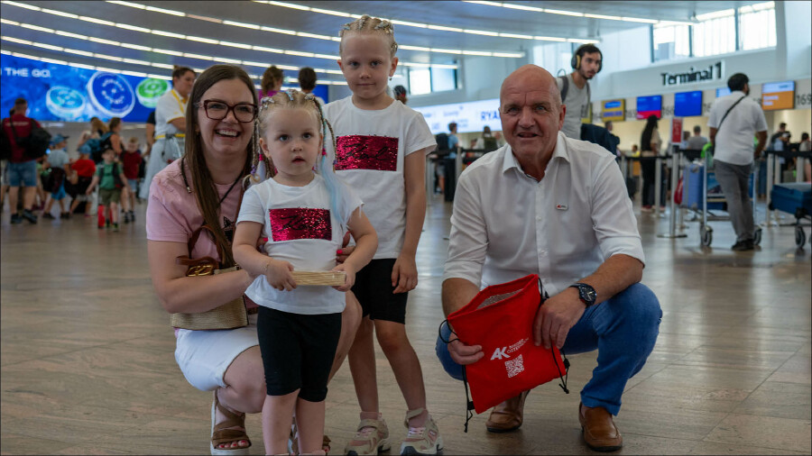 AK Nieder&ouml;sterreich-Pr&auml;sident und &Ouml;GB  N&Ouml;-Vorsitzender Markus Wieser mit einer Familie am Terminal