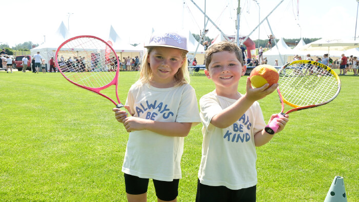 Bei sommerlichem Wetter genie&szlig;en junge Besucher:innen das vielf&auml;ltige Angebot des AK/&Ouml;GB-Familienfests in Schwarzenau.