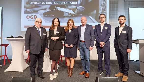 Beim Verbrauchertalk 2026 der AK Nieder&ouml;sterreich (v. li. n. re.): Wolfgang Haunold (OeNB), Petra Leupold (VKI), Julia Pitters (IU), AK Nieder&ouml;sterreich-Pr&auml;sident und &Ouml;GB N&Ouml;-Vorsitzender Markus Wieser, Georg Tuder (FMA) und Gerald K&uuml;hberger (Handelsverband).