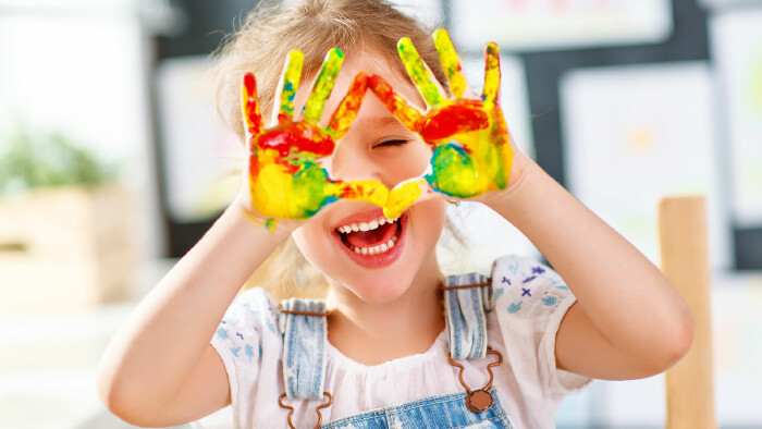 Kind mit Fingerfarben an den Händen © Jenko Ataman, Adobe Stock