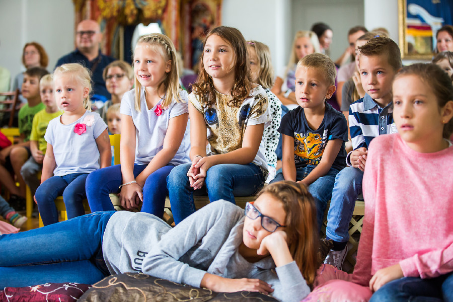 Kinder sehen Vorstellung an. © Astrid Knie, SKB