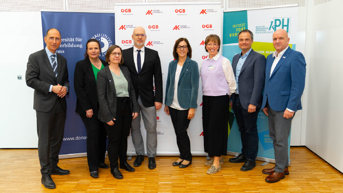 Im Bild von links nach rechts: Politikwissenschafter Peter Filzmaier, AK N&Ouml;-Direktorin Bettina Heise, KPH-Vizerektorin Jennifer Jakob, KPH-Vizerektor Andreas Weissenb&auml;ck, Brigitte Schuckert (N&Ouml; Bildungsdirektion), Mitorganisatorin Alexandra Anne Player (KPH), Vizerektor Stefan Oppl (Uni Krems) und AK N&Ouml;-Pr&auml;sident Markus Wieser.