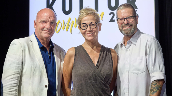 AK Nieder&ouml;sterreich-Pr&auml;sident und &Ouml;GB N&Ouml;-Vorsitzender Markus Wieser mit dem Kabarett-Duo Monica Weinzettl und Gerold Rudle.