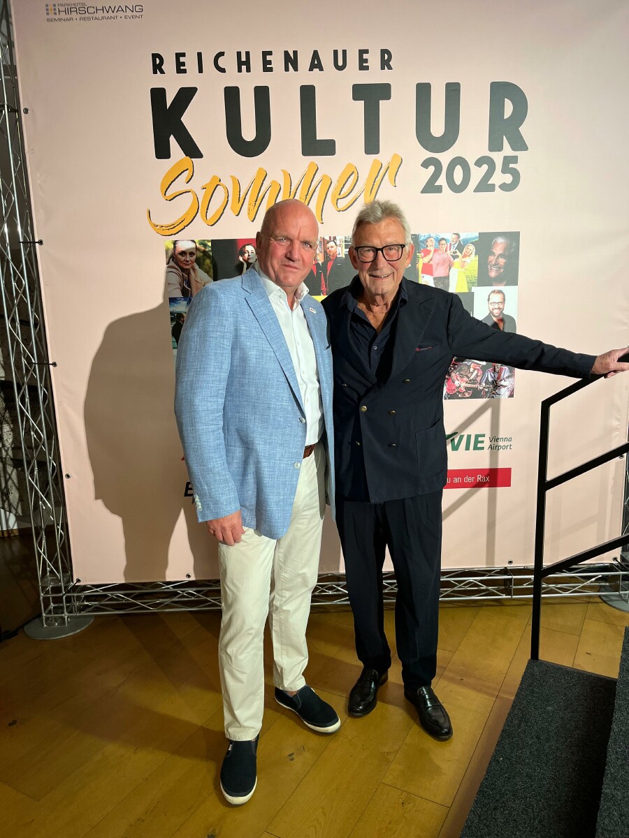 Präsident Markus Wieser und Künstler