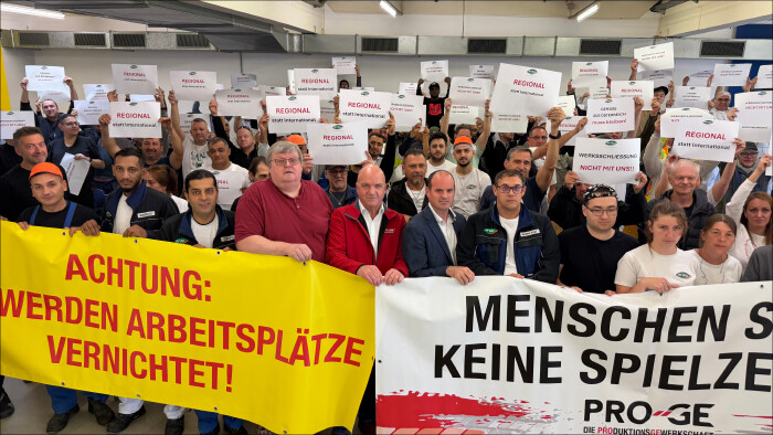AK Nieder&ouml;sterreich-Pr&auml;sident und &Ouml;GB  N&Ouml;-Vorsitzender Markus Wieser mit der Belegschaft von ARDO