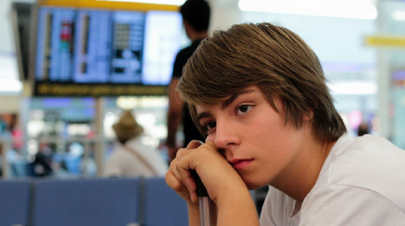Ein junger Mann wartet am Flughafen. © Eléonore H., stock.adobe.com